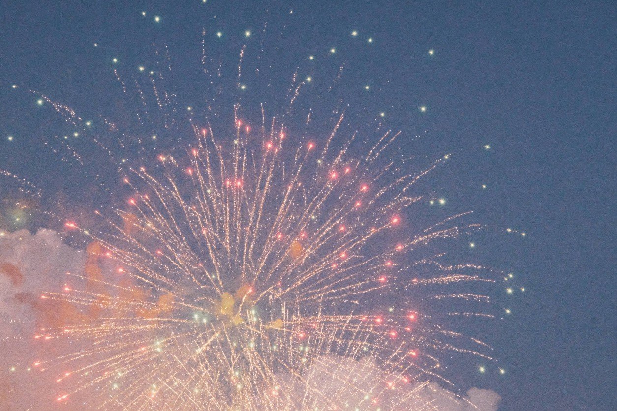 英国一女子死于新冠后骨灰被制成烟花,骨灰究竟是如何制成烟花的?