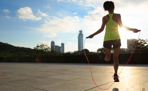 跳绳的正确方法与技巧是什么?