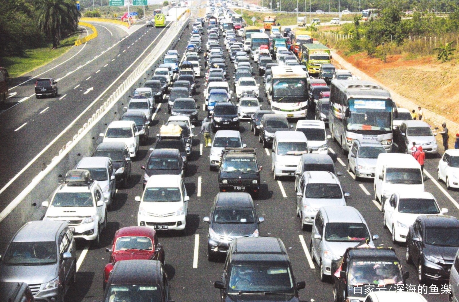 今年的十一假期高速公路上有多堵？