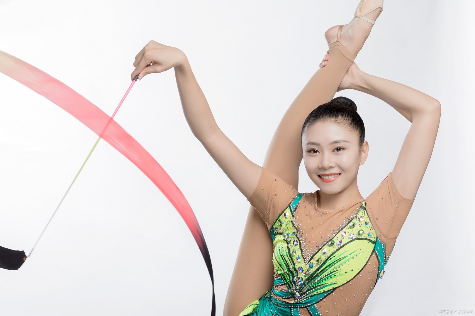 体操女神鲍语嫣成网红，身材颜值堪称完美，为何只喜欢外国男人 ？