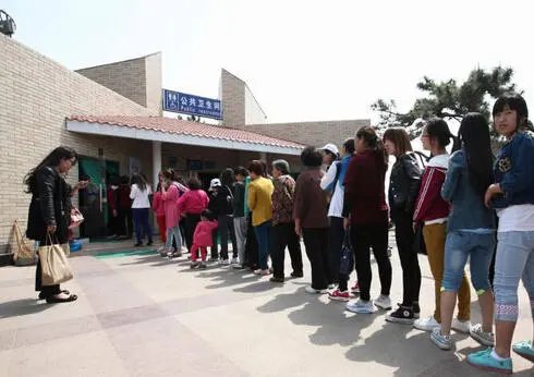 安徽芜湖一景区男厕全是女士,为何会出现这种情况?