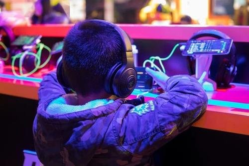 代表建议开发未成年专用手机和网络,这能有效防止未成年人沉迷手机吗?