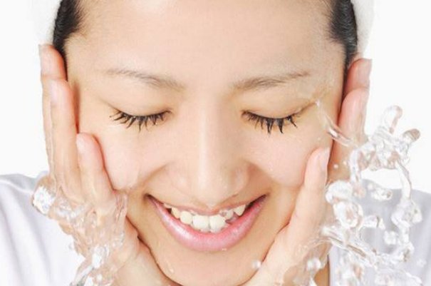 脸部浮肿是怎么回事啊？