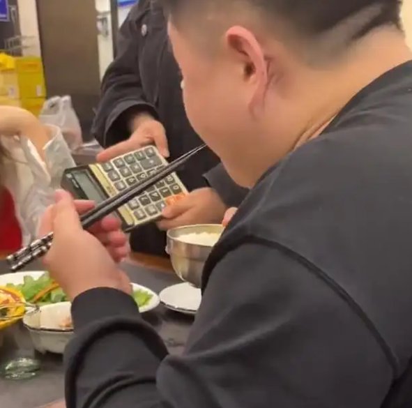 辽宁一夫妻俩请客下馆子，结账时丈夫手在桌底乱摇，此举有何深意？