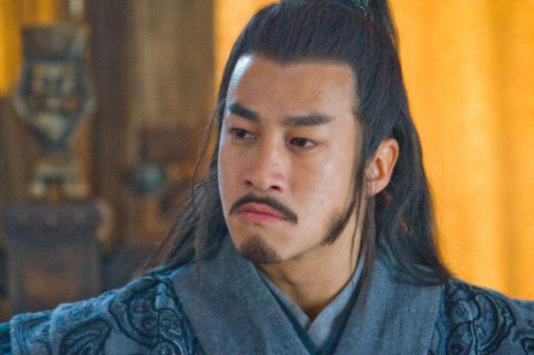 将军立下赫赫战功,君王赐给他一件礼物,将军看了为何要造反?