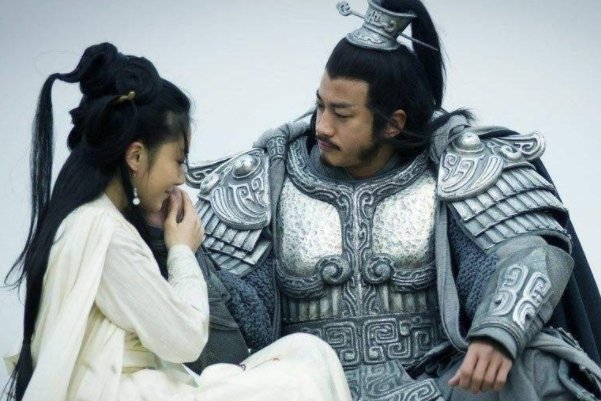 将军立下赫赫战功,君王赐给他一件礼物,将军看了为何要造反?