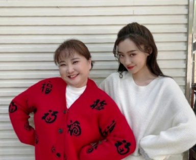 贾玲分享张小斐滑雪翻车全纪录照片，照片中的她，滑雪技术如何？