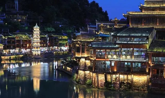 哪个季节去凤凰古城旅游,最适宜呢?