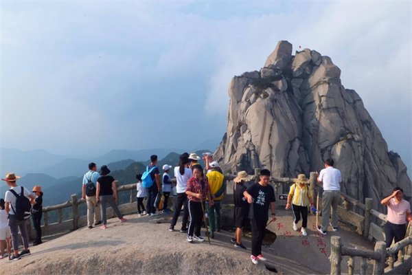 出门旅游，哪些物品需要随身携带？