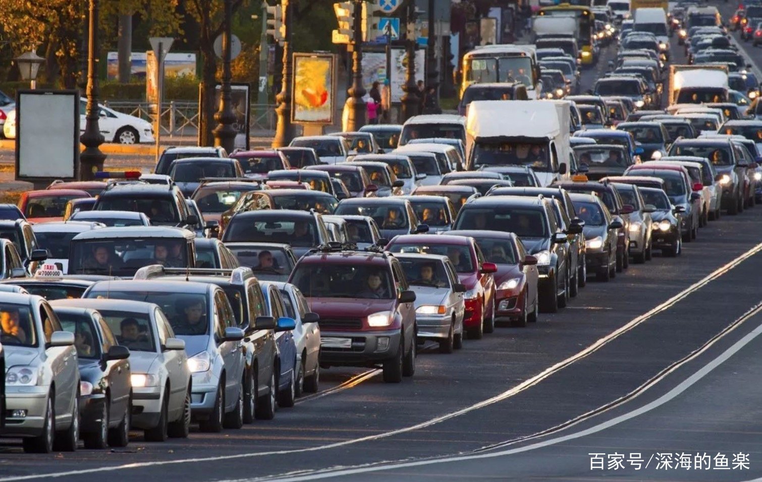 今年的十一假期高速公路上有多堵？