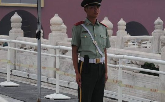 游客为雨中执勤哨兵撑伞，我们是否该像这名游客学习？