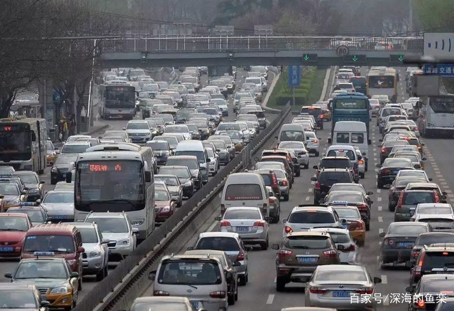 今年的十一假期高速公路上有多堵？