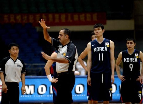 篮球裁判手势：暂停和技术犯规的手势区别