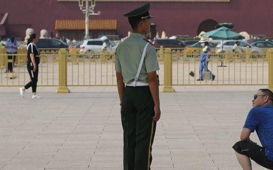 游客为雨中执勤哨兵撑伞，我们是否该像这名游客学习？