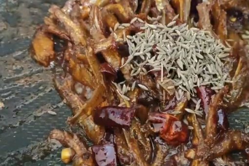 劲仔小鱼的制作过程