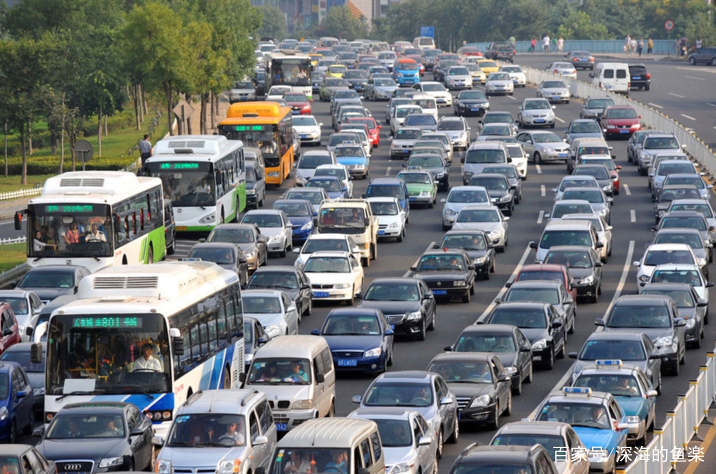 今年的十一假期高速公路上有多堵？