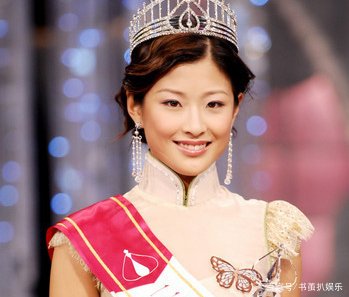 她是最矮的港姐冠军，嫁“丑男”生三女离婚，后来生活过得怎样？