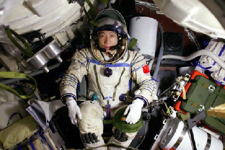 太空一日充满紧张和意外扬利伟遇到了哪些意外情况