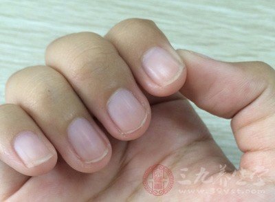 这月牙发白是什么情况？