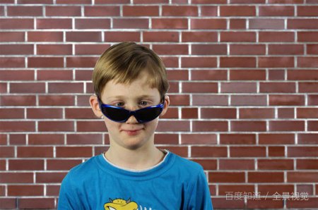 眼睛斜视是怎么引起的？