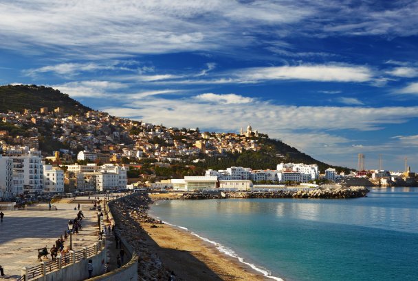 阿尔及利亚60℃高温,骆驼热晕在路边,当地的气温为何如此高?