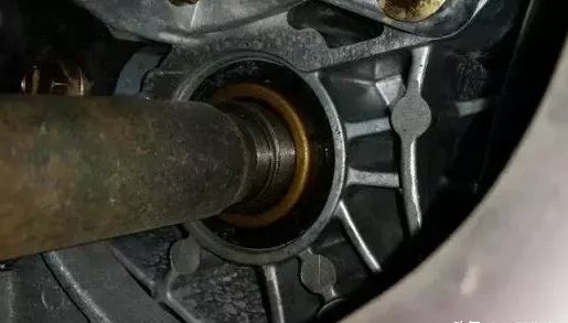 半轴油封总是渗油,会有哪些严重后果吗?
