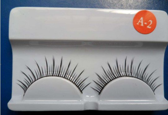 怎么清除假睫毛上的粘合胶？