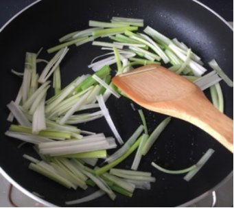 海参直接炒行不行?