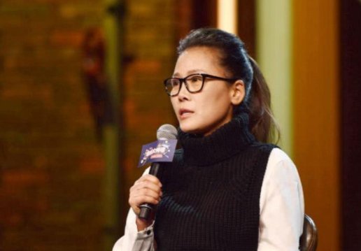 55岁田震近况曝光，曾因染病隐退歌坛，如今常年定居海外生活过的怎么样？