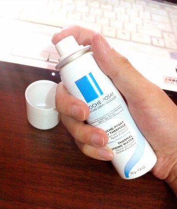 理肤泉喷雾应该如何使用？谢谢。