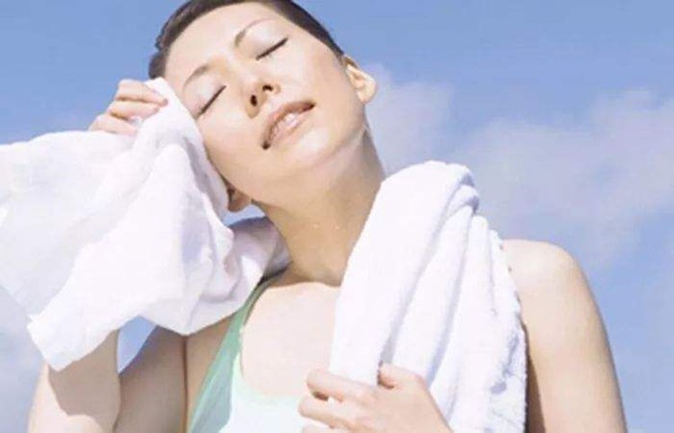 女性出汗多,通常是什么原因造成的?
