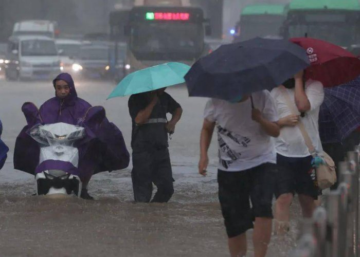 实拍郑州暴雨：多地街道出现积水！当地下水系统是否存在问题？