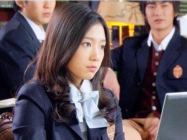 朴信惠晒近照,产后一月的她已恢复苗条身材,你喜欢她饰演的什么角色?