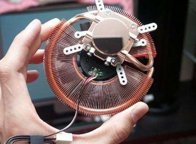 显卡散热器的风扇是应该对着显卡吹还是向外吹?