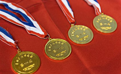 金镶玉金牌一枚造价多少?