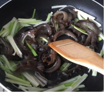 海参直接炒行不行?