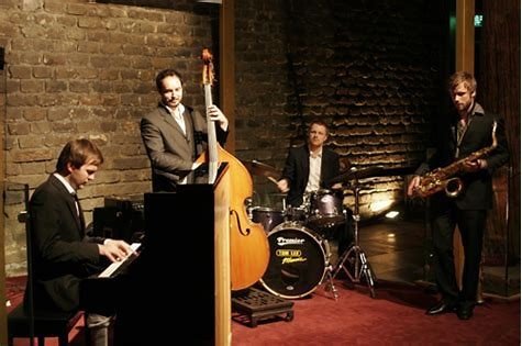 怎样欣赏蒙德里安的《百老汇爵士乐》？