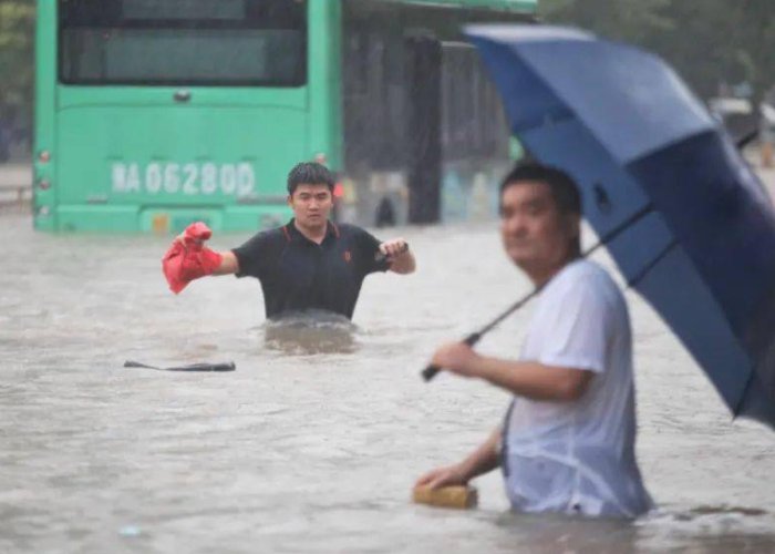 实拍郑州暴雨：多地街道出现积水！当地下水系统是否存在问题？