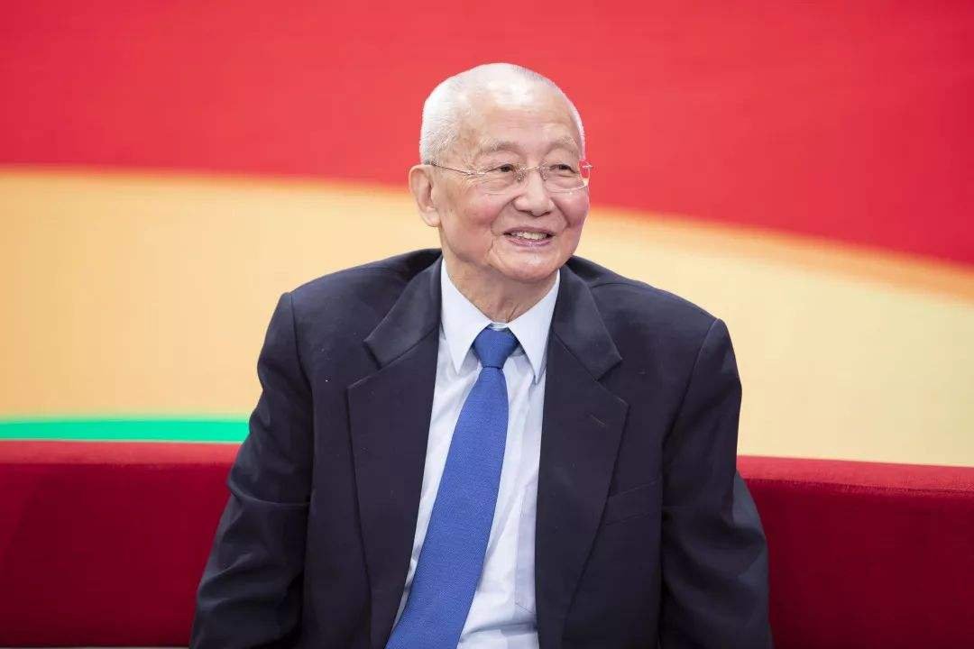 85岁的魏纪中逼走陈忠和，并打压郎平刘国梁，你对他有何看法？