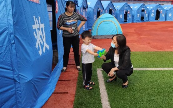 四川泸县地震安置点建起儿童乐园，为何却有大部分人在质疑这种做法？