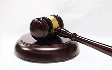 商家收汤底熬制老油变新油，就法律来讲涉事商家被面临什么处罚？