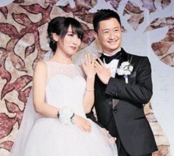 吴京把道具蛋糕给吃了，实力演绎大吃一京，最后那个表情是来搞笑的吗？