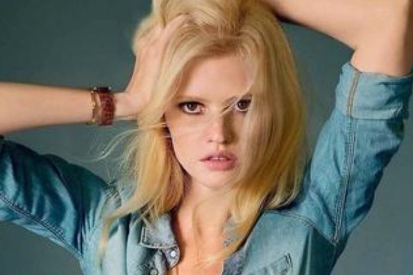 超模·劳拉·斯通与男友一同现身街头，素颜现身，保养得如何？