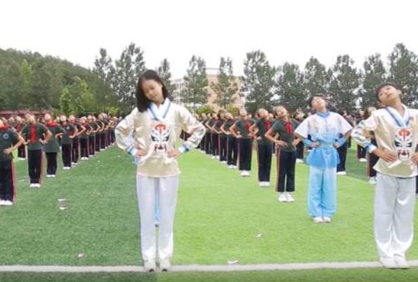 5000名学生穿戏服跳川剧操,是不是对历史的一种继承?