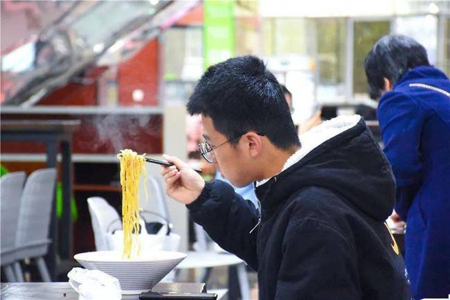 为了谋生,34岁研究生在菜市场摆摊卖鸡爪,他的行为是否值得鼓励?