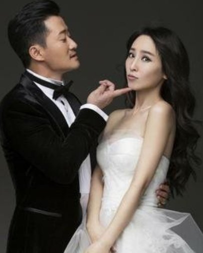 吴京把道具蛋糕给吃了，实力演绎大吃一京，最后那个表情是来搞笑的吗？