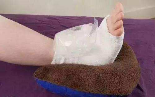 冰块敷脸的正确方法