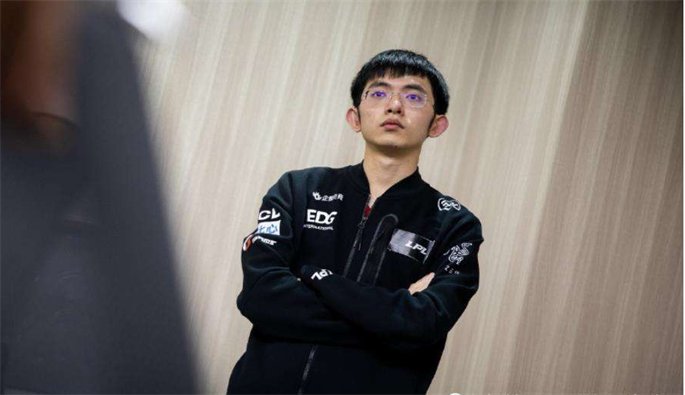 如何看待圣枪哥Flandre成为首位获得全球总决赛冠军的国产上单选手?