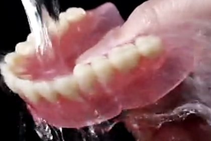 假牙如何清洁？