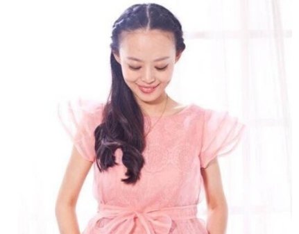 央视主持邱园园，为保胎放弃抗癌，葬礼上哭到晕厥的丈夫今怎样了？